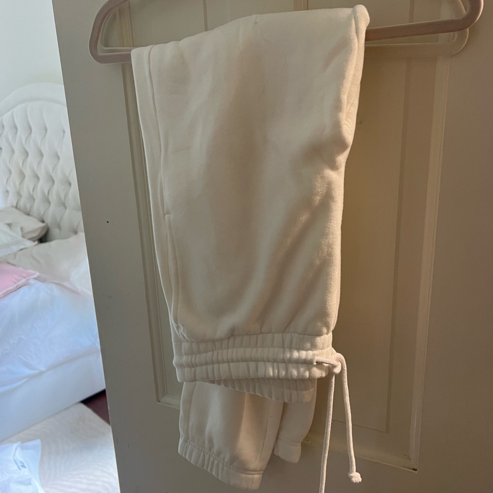 Aritzia Tna sweatpants white
